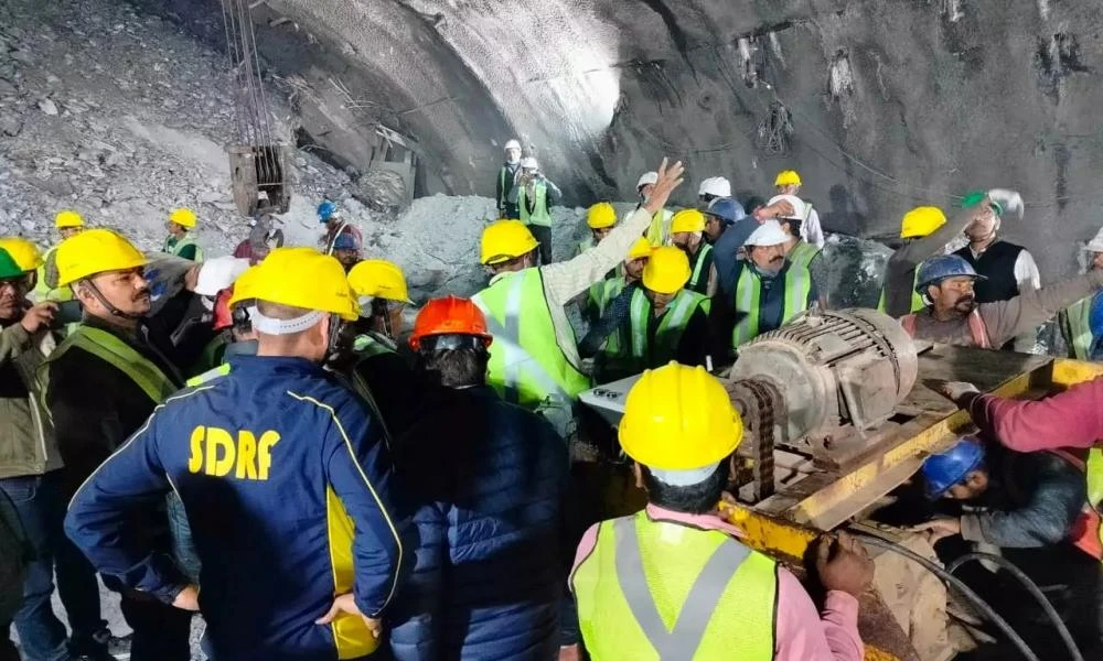 Ινδία: Παραμένουν εγκλωβισμένοι 40 εργάτες μετά την κατάρρευση σήραγγας